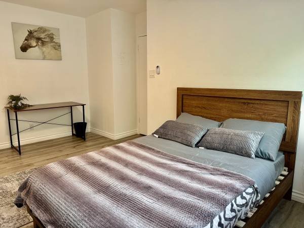 $600 for a 1-bedroom, 1010 sq ft - Private Bedroom and Bath in a 2nd Floor Apartment Unit, Includes Parking (Glendale)s