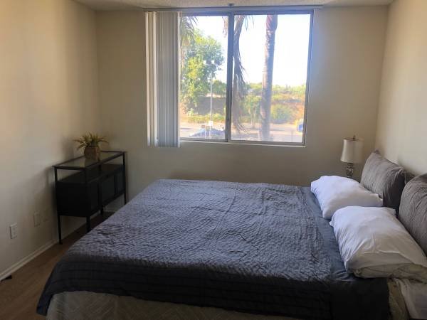 $439 for a 1-bedroom - Private Bedroom with Private Bath (Beverlywood)s