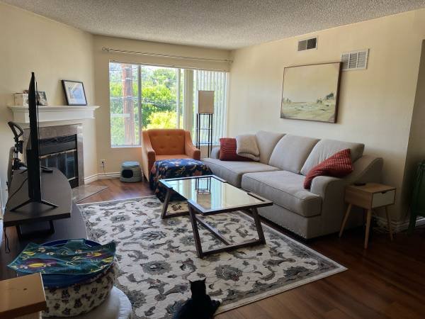 $1,200 for a 2-bedroom - UTILITIES INCLUDED - Private Room and Bathroom for Rent in a Gorgeous Glendale Neighborhood (Glendale)s