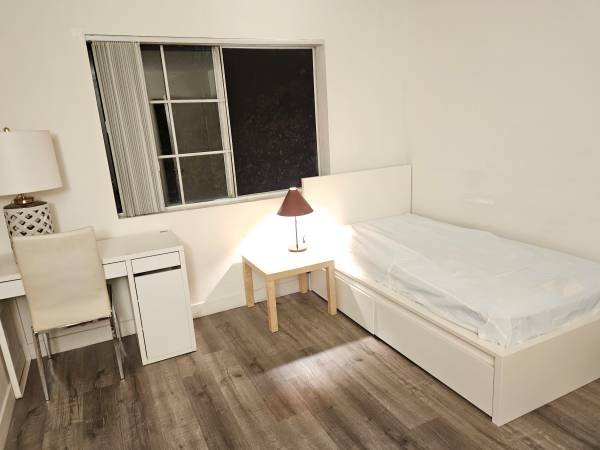 $450 Weekly Private Room in Hollywoods