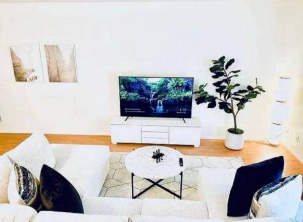 $2,495 / 2br - The Beach is a Mere 2 Miles Away and Includes the Famous Santa Monica (Santa Monica)s