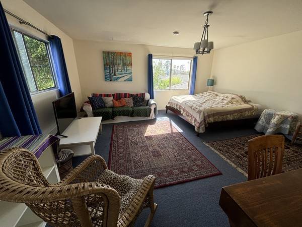 $2,050 / 500ft2 - Upper Spacious Furnished Studio 500/Week (Venice)s