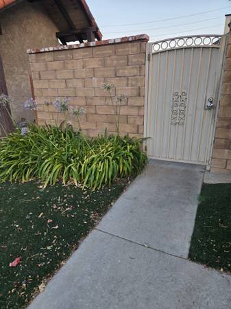 $625 Valencia Screened Off Space / Utilities Included (Valencia)s