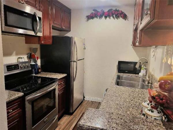 $1,600 / 1br - 566ft2 - Fully Remodeled 1st Level Condo in K-Town – Prime Location &amp; Amenities! (Los Angeles)s