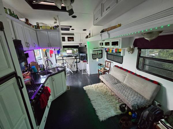 $1,500 / 1br - 300ft2 - Huge Trailer in Gorgeous Topanga Mountain Sublet (Topanga)s