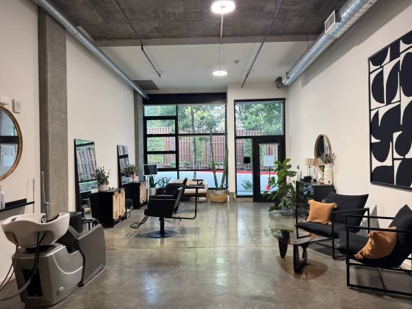 Salon Chair for Rent in Heart of Hollywood (Hollywood)s