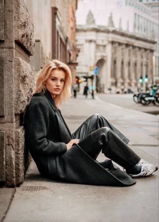 Published Fashion Photographer Offering Portraits and Headshots $150 (Los Angeles) Published Fashion Photographer Offering Portraits and Headshots $150 (Los Angeles)