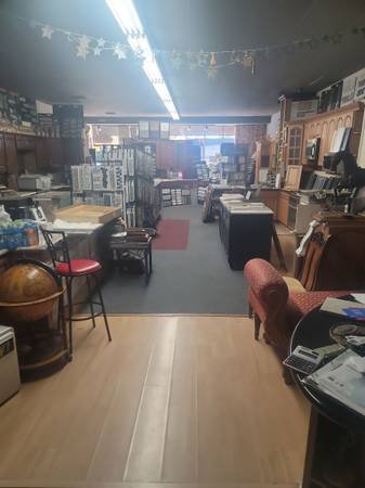 Showroom Administrator and Assistant in Van Nuyss