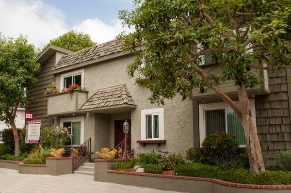 On-Site Part-Time Community Manager Position (Studio City)s