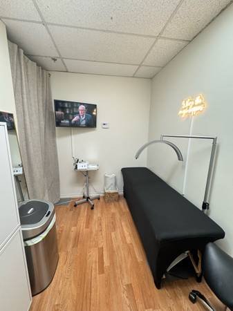 Room and/or Chair for Rent in Desirable Location in Universal Citys