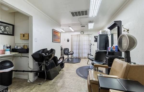 Hair Station for Rent at $165 per Week in Burbank near Magnolia &amp; Passs